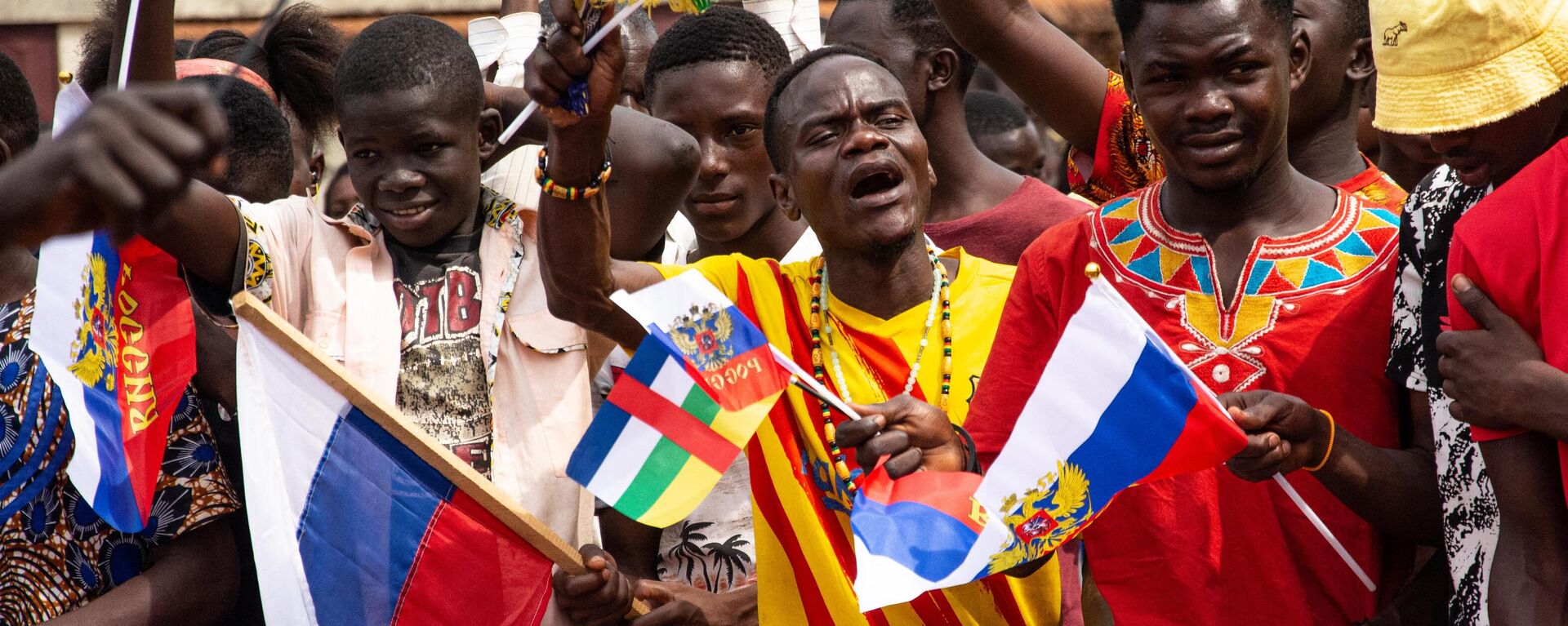 Russian and Central African Republic flags are waived by demonstrators gathered in Bangui on March 5, 2022 during a rally in support of Russia. - Sputnik Africa, 1920, 24.04.2024