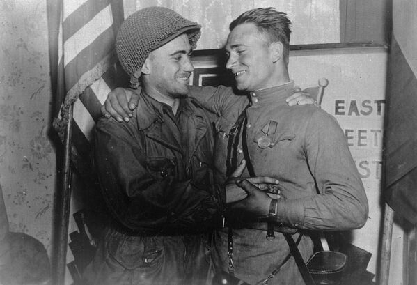 Лейтенант У. Робертсон и лейтенант А. С. Сильвашко на фоне надписи Восток встречается с Западом, символизирующей историческую встречу союзников на Эльбе - Sputnik Africa