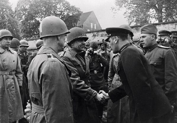 Allied troops meeting on the Elbe. Guards Major General Gleb Baklanov (right) greeting Major General William B. Keene (second left), Chief of Staff of the 1st American Army, during a meeting with Allied troops on the bank of the Elbe River near the town of Torgau. - Sputnik Africa