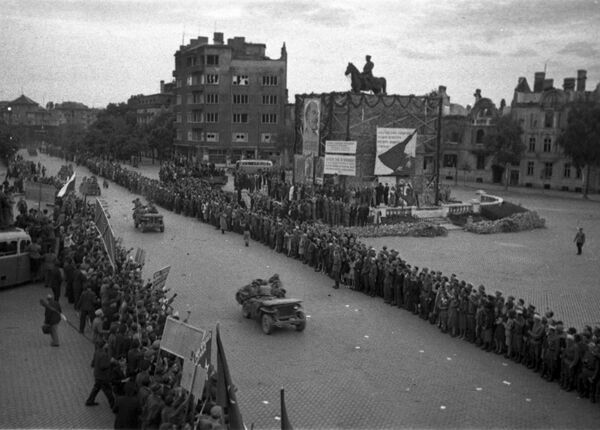 The Great Patriotic War of 1941-1945. Soviet and American troops meeting on the Elbe. Residents of Torgau greet Allied troops at a rally dedicated to the meeting of Allied troops on the Elbe. - Sputnik Africa