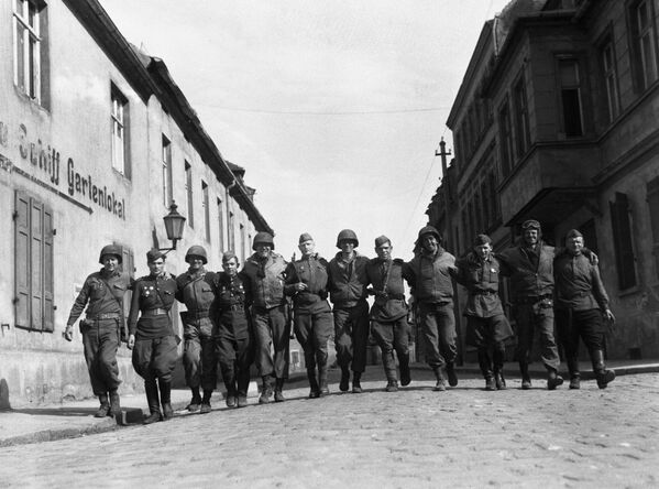 Soviet and American soldiers in Torgau, Germany, April 25, 1945.Photo from Jack Connon&#x27;s personal archive. - Sputnik Africa