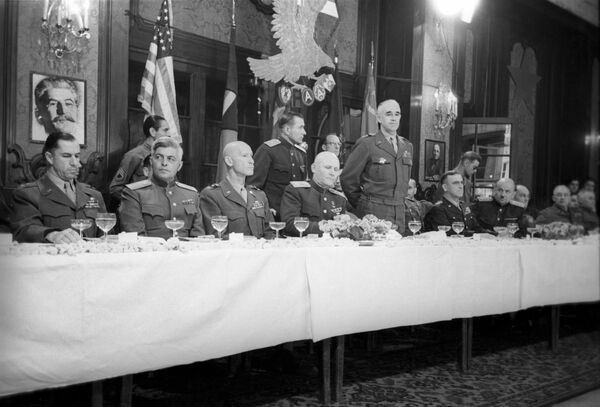 Marshal of the Soviet Union I.S.Konev (4th from left) and American General Omar Bradley (standing). - Sputnik Africa