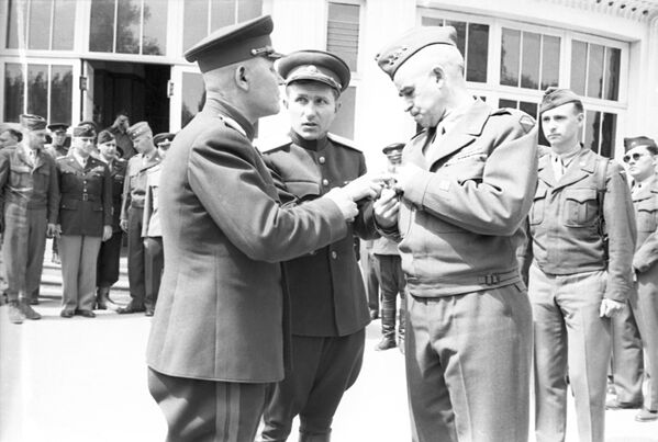 Hero of the Soviet Union Marshal Ivan Konev (right) paying a return visit to American General Omar Nelson Bradley (left) at the American headquarters in Wiesbaden. This visit was a vivid demonstration of friendship cemented by the blood jointly shed in this war. - Sputnik Africa