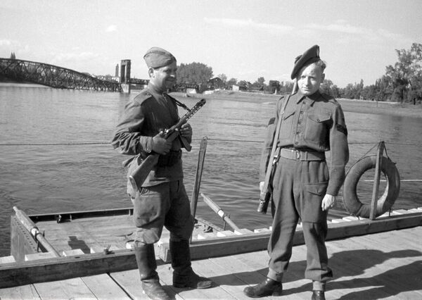 Soviet and American troops meet on the banks of the Elbe River in the last days of the war. Soviet and British sentries on the Elbe. - Sputnik Africa