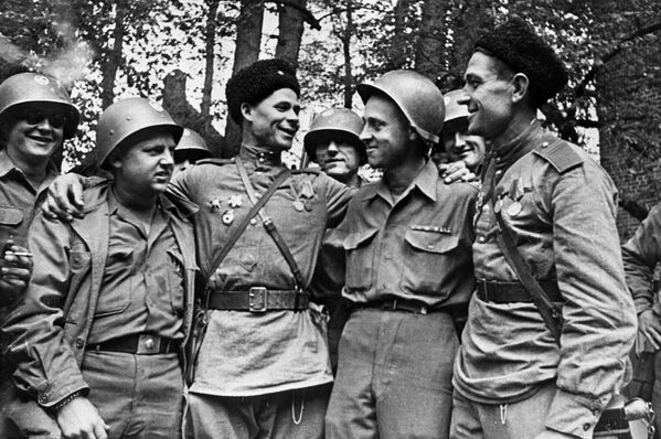 American and Soviet soldiers meet on April 25, 1945 near Torgau on the Elbe River. - Sputnik Africa