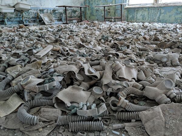 Противогазы, разбросанные в заброшенной школе в Припяти, Украина - Sputnik Africa