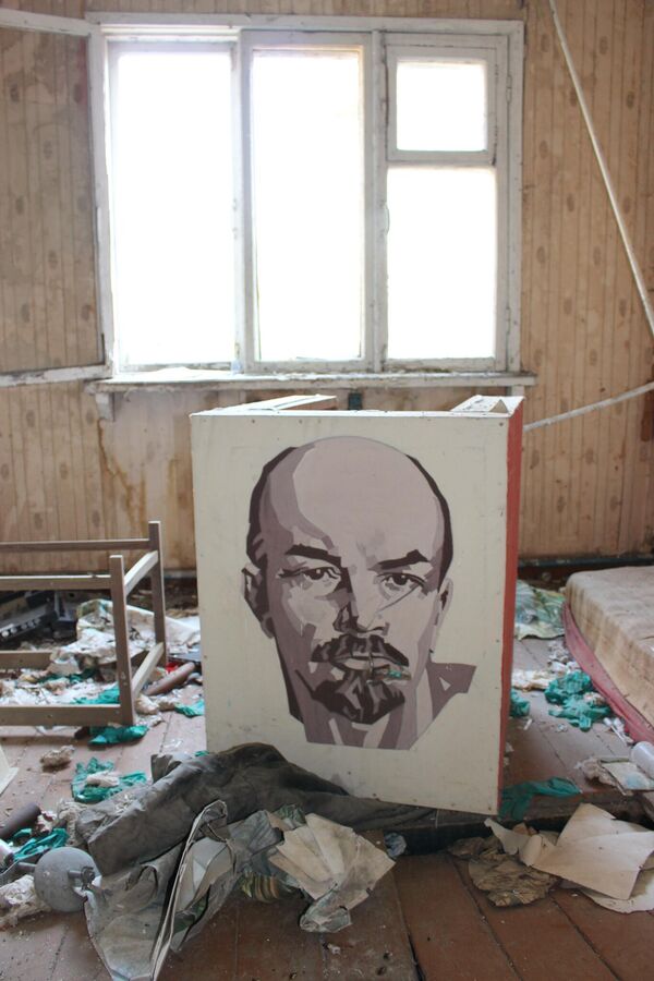 Плакат с изображением Ленина в заброшенном здании в Чернобыле - Sputnik Africa