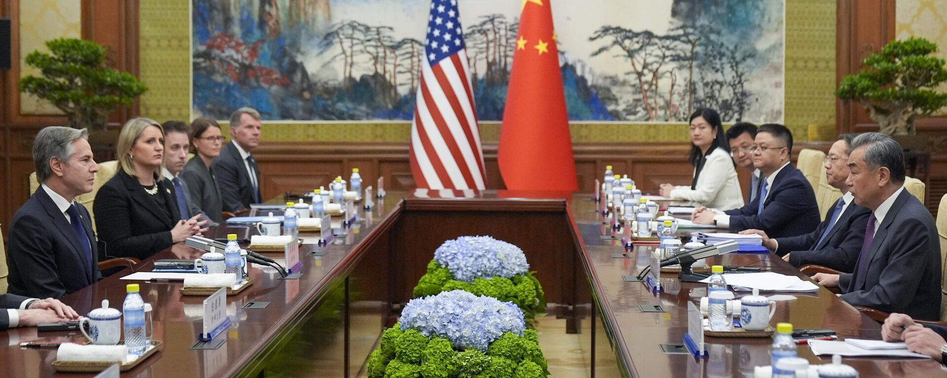 US Secretary of State Antony Blinken, left, talks to China's Foreign Minister Wang Yi, right, during their meeting at the Diaoyutai State Guesthouse, Friday, April 26, 2024, in Beijing, China. - Sputnik Africa, 1920, 02.05.2024
