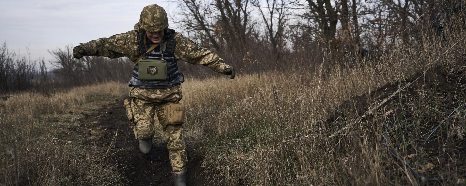 A Ukrainian soldier runs for cover during fights with Russian forces near Maryinka, Ukraine, Friday, Dec. 23, 2022. - Sputnik Africa, 1920, 27.04.2024