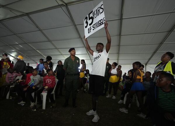 Протестующий держит плакат во время празднования Дня свободы в Претории, ЮАР - Sputnik Africa