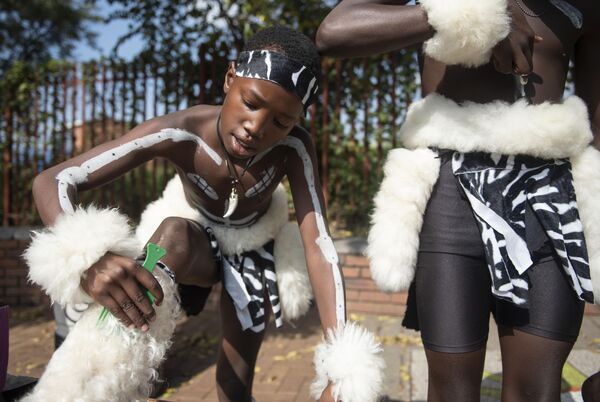 Зулусские танцоры готовятся к выступлению на улице в Соуэто в День Свободы Южно-Африканской Республики - Sputnik Africa