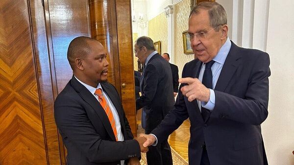 CEO of South Africa's Lindiwe Sisulu Foundation, Mphumzi Mdekazi, shakes hads with Russian Foreign Minister Sergey Lavrov - Sputnik Africa