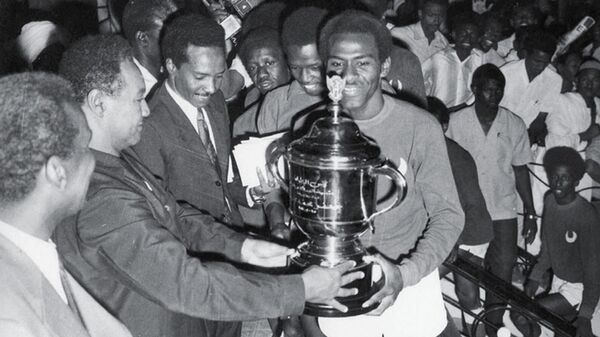 Sudan's all-time leading goal scorer Haydar Hassan Ali Al-Sidig, better known as Ali Gagarin, receives the Africa Cup of Nations from former Sudanese President General Gaafar Nimeiry on February 16, 1970. (Photo: Sudanese Online) - Sputnik Afrique