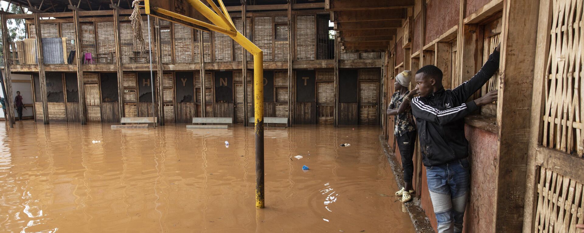 Residents of Mathare slum use the wall to cross a flooded school field, following heavy down pour in the capital, Nairobi on April 24, 2024. - Sputnik Africa, 1920, 29.04.2024