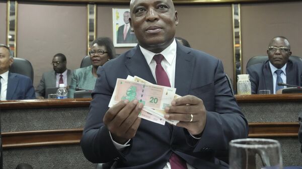 Reserve Bank of Zimbabwe Governor, John Mushayavanhu holds a sample of the country's new currency at a press briefing in Harare, Friday, April 5, 2024. - Sputnik Africa