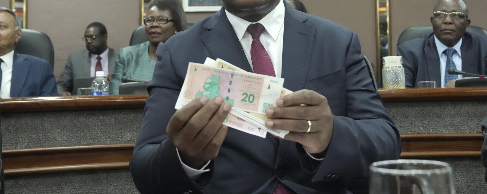 Reserve Bank of Zimbabwe Governor, John Mushayavanhu holds a sample of the country's new currency at a press briefing in Harare, Friday, April 5, 2024. - Sputnik Africa, 1920, 29.04.2024