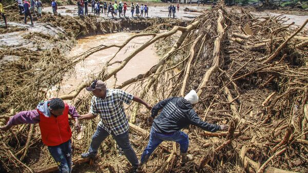 People try to clear the area after a dam burst, in Kamuchiri Village Mai Mahiu, Nakuru County, Kenya, Monday, April 29, 2024.  - Sputnik Africa