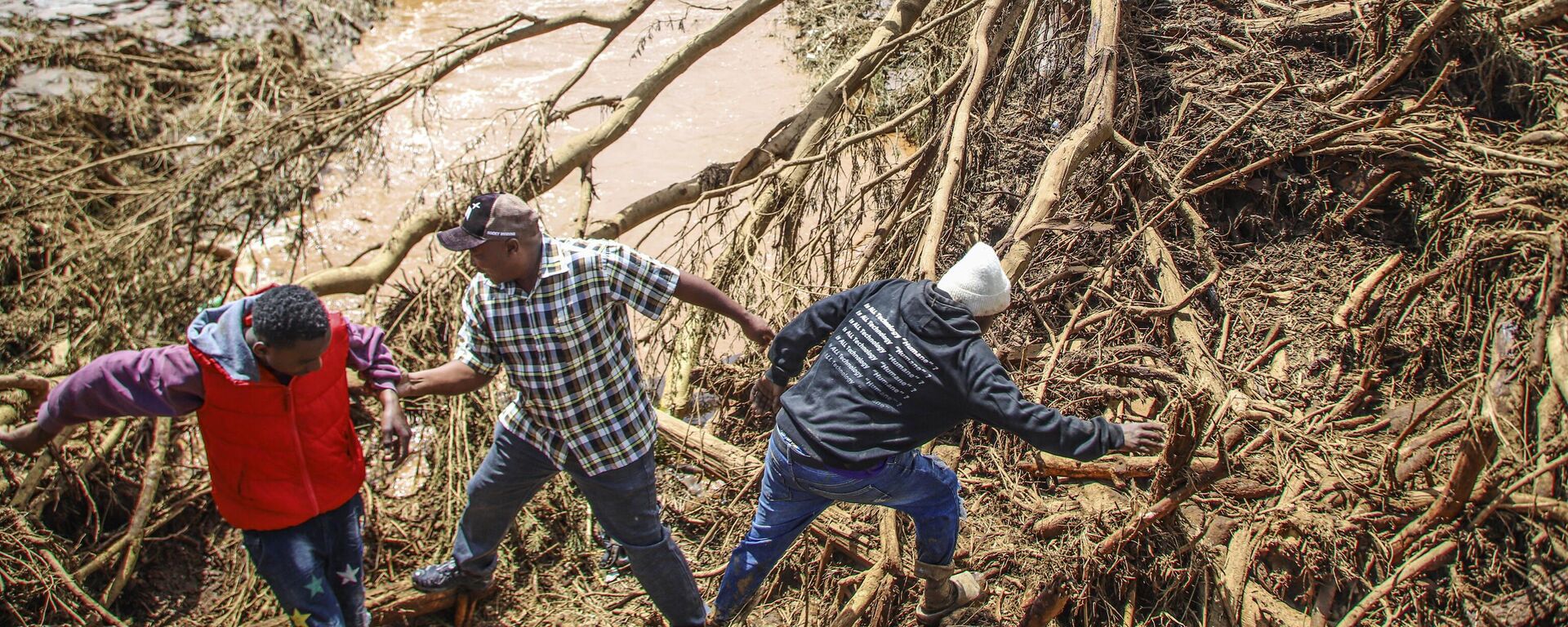 People try to clear the area after a dam burst, in Kamuchiri Village Mai Mahiu, Nakuru County, Kenya, Monday, April 29, 2024.  - Sputnik Africa, 1920, 30.04.2024
