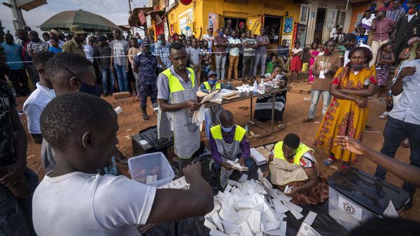 Election officials count the ballots after polls closed in Kampala, Uganda, Thursday, Jan. 14, 2021. - Sputnik Africa