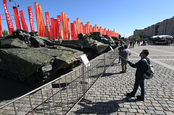 Visitors at trophy equipment seized by Russian servicemen during a special military operation, on Poklonnaya Gora in Moscow. - Sputnik Africa