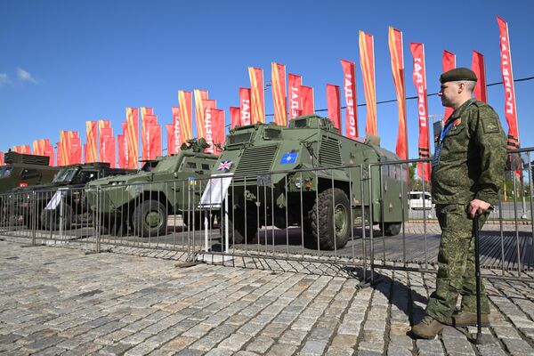 A visitor at trophy equipment seized by Russian servicemen during a special military operation, on Poklonnaya Gora in Moscow. - Sputnik Africa