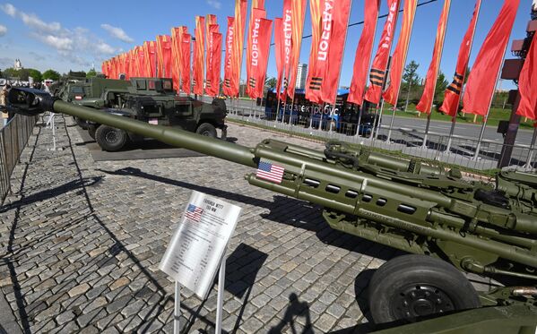 Trophy Howitzer 777 captured by Russian servicemen during a special military operation, on Poklonnaya Gora in Moscow. - Sputnik Africa