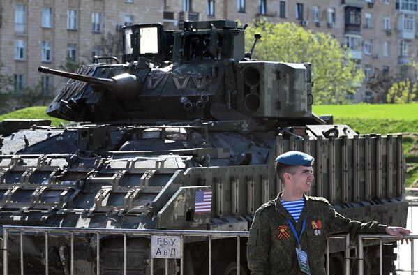 An M2 Bradley IFV seized by Russian servicemen during a special operation, on Poklonnaya Gora in Moscow. - Sputnik Africa