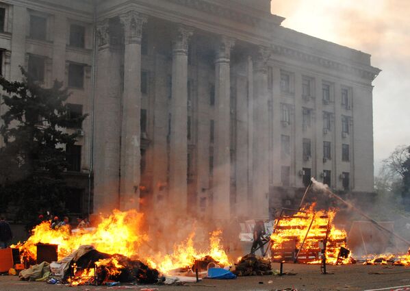 Burning tents of Anti-Maidan activists on Kulikovo Pole Square near the Odessa Trade Unions House. - Sputnik Africa