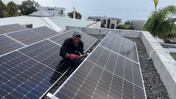 A GoSolr worker installs solar panels in the Western Cape. - Sputnik Africa