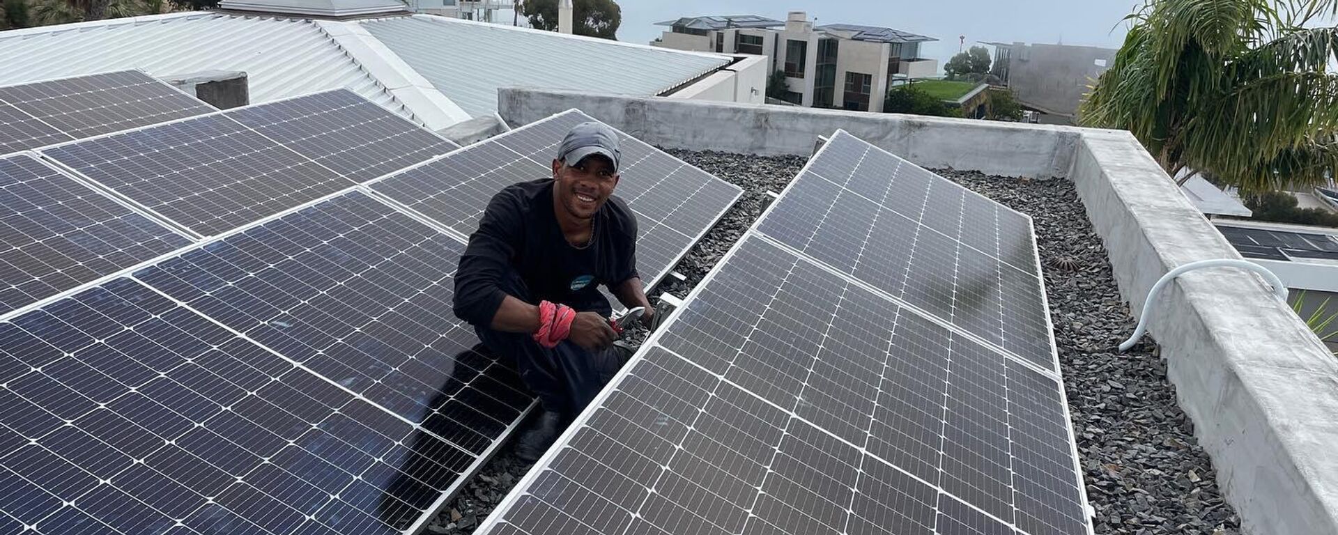 A GoSolr worker installs solar panels in the Western Cape. - Sputnik Africa, 1920, 02.05.2024