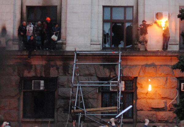 People climbed onto the cornice during a fire in the Odessa Trade Unions House. - Sputnik Africa