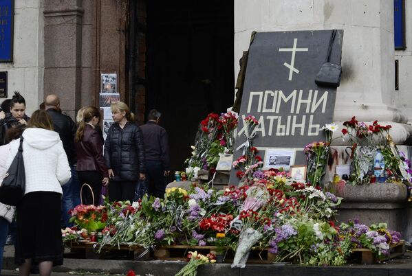 Citizens lay flowers in memory of those killed in the fire in the Trade Unions House on Kulikovo Pole Square in Odessa. - Sputnik Africa