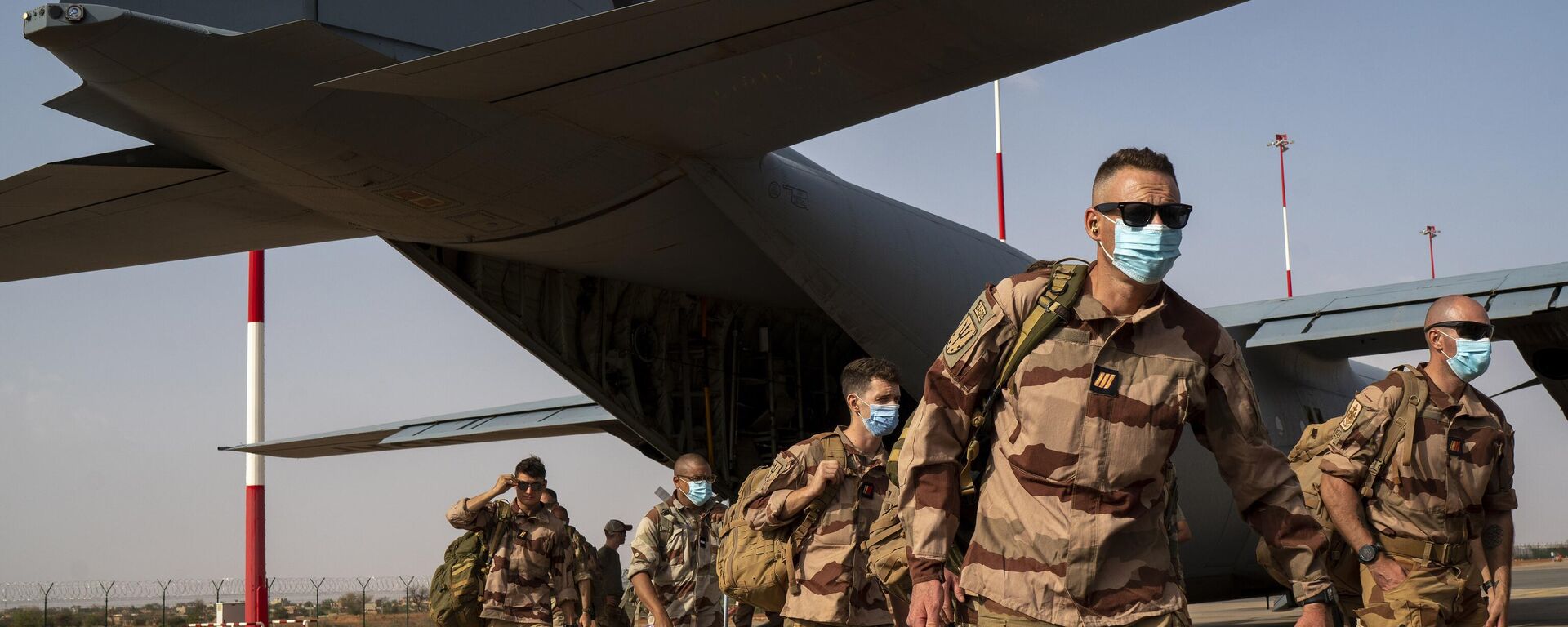 French soldiers disembark from a U.S. Air Force C130 cargo plane at Niamey, Niger base, on June 9, 2021. - Sputnik Africa, 1920, 17.06.2024