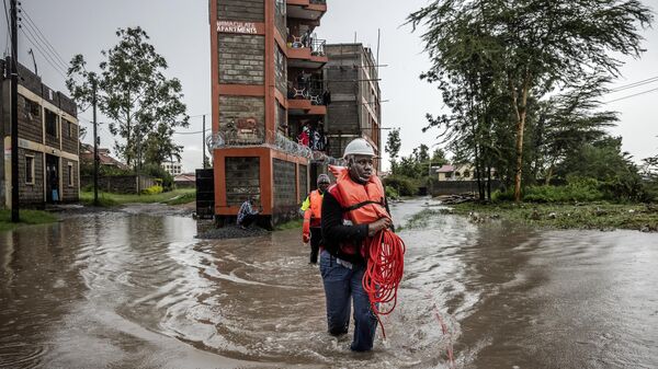 Members of the Kenya Red Cross asses an area affected by floods while looking for residents trapped in their homes following torrential rains in Kitengela, on May 1, 2024.  - Sputnik Africa