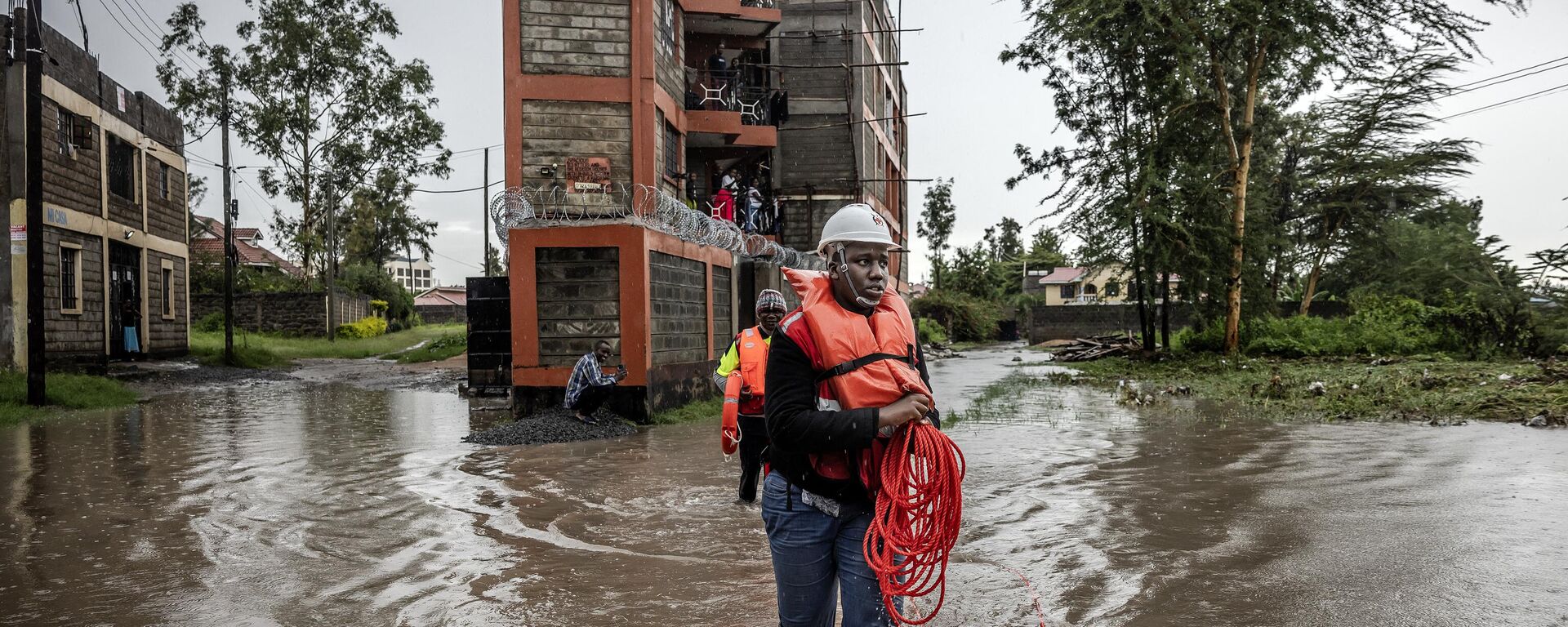 Members of the Kenya Red Cross asses an area affected by floods while looking for residents trapped in their homes following torrential rains in Kitengela, on May 1, 2024.  - Sputnik Africa, 1920, 04.05.2024