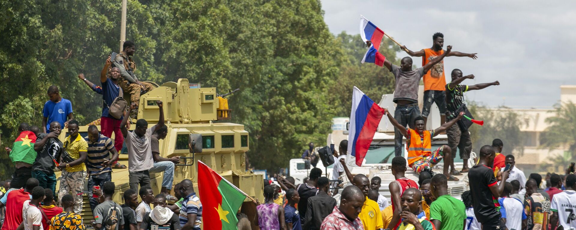 Supporters of Capt. Ibrahim Traore cheer with Russian flags in the streets of Ouagadougou, Burkina Faso, Sunday, Oct. 2, 2022. - Sputnik Africa, 1920, 04.05.2024