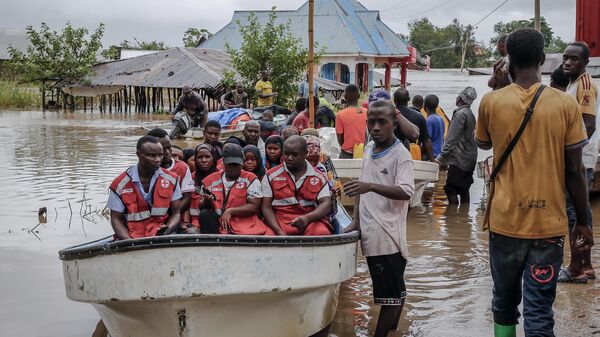 Members of the International Federation of Red Cross and Red Crescent Societies (IFRC) gather on a boat as residents are rescued in an area heavily affected by floods following torrential rains in the Rufiji District village of Mohoro, on April 17, 2024.  - Sputnik Africa