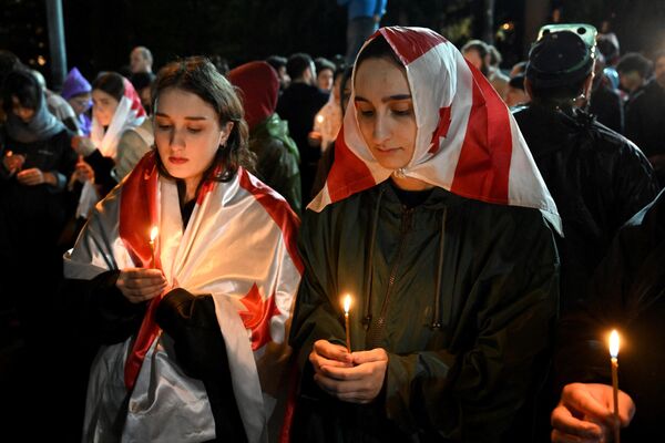 Georgians celebrate Orthodox Easter in front of the Kashveti Church next to the Georgian parliament in Tbilisi on May 4, 2024.  - Sputnik Africa