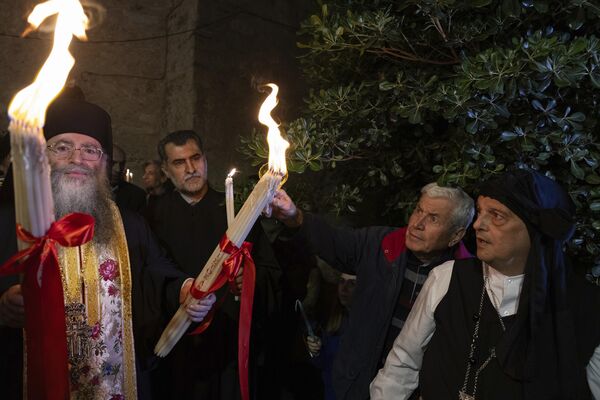 Greek Orthodox faithful light their car Niles with the &quot;Holy Fire,&quot; transferred from the Holy Sepulchre in Jerusalem, at a church in Athens on Saturday, May 4, 2024.  - Sputnik Africa