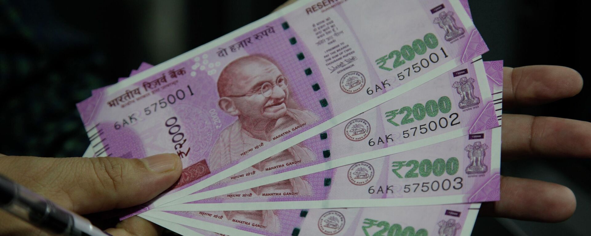 FILE- In this Nov. 13, 2016 file photo, an Indian holds 2000 rupee currency notes in Jammu, India - Sputnik Africa, 1920, 05.05.2024