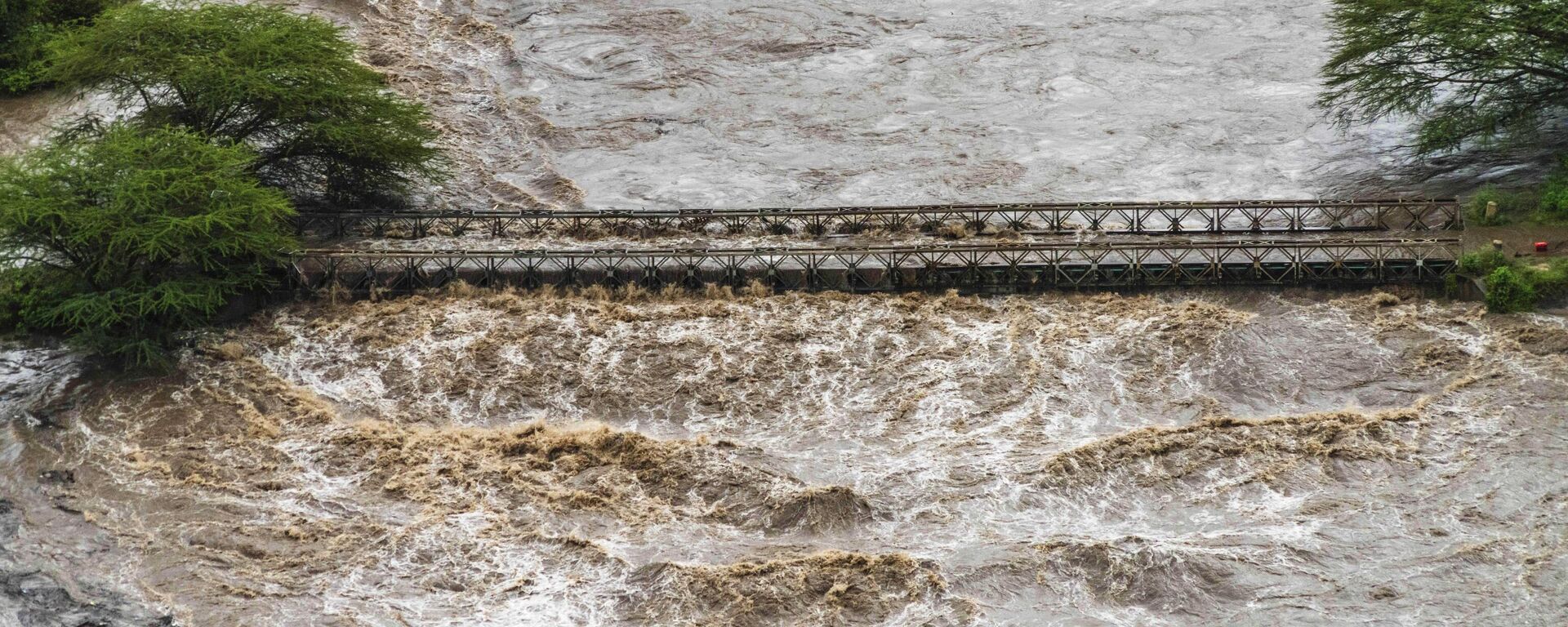 Flood waters cover a bridge in the flooded Maasai Mara National Reserve, that left dozens of tourists stranded in Narok County, Kenya, Wednesday, May 1, 2024. - Sputnik Africa, 1920, 05.05.2024