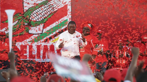 Mozambican ruling Party FRELIMO (Mozambique Liberation Front) Presidential Candidate and Incumbent Mozambican President Filipe Nyusi (L) gestures as he delivers a speech during his party's last Mozambican General Election campaign rally on October 12, 2019 in Matola, Mozambique. Mozambique general elections will take place on October 15, 2019.  - Sputnik Africa