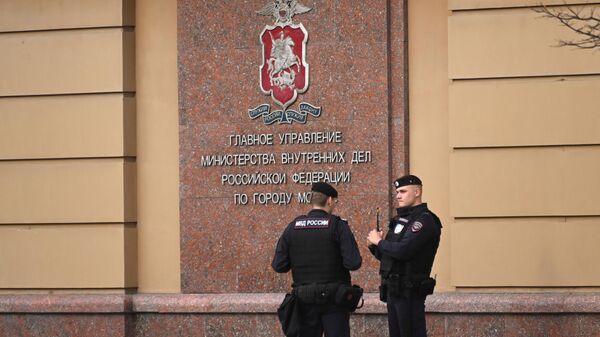 Des policiers près du bâtiment de la Direction principale du ministère de l'Intérieur de la Russie pour la ville de Moscou - Sputnik Afrique