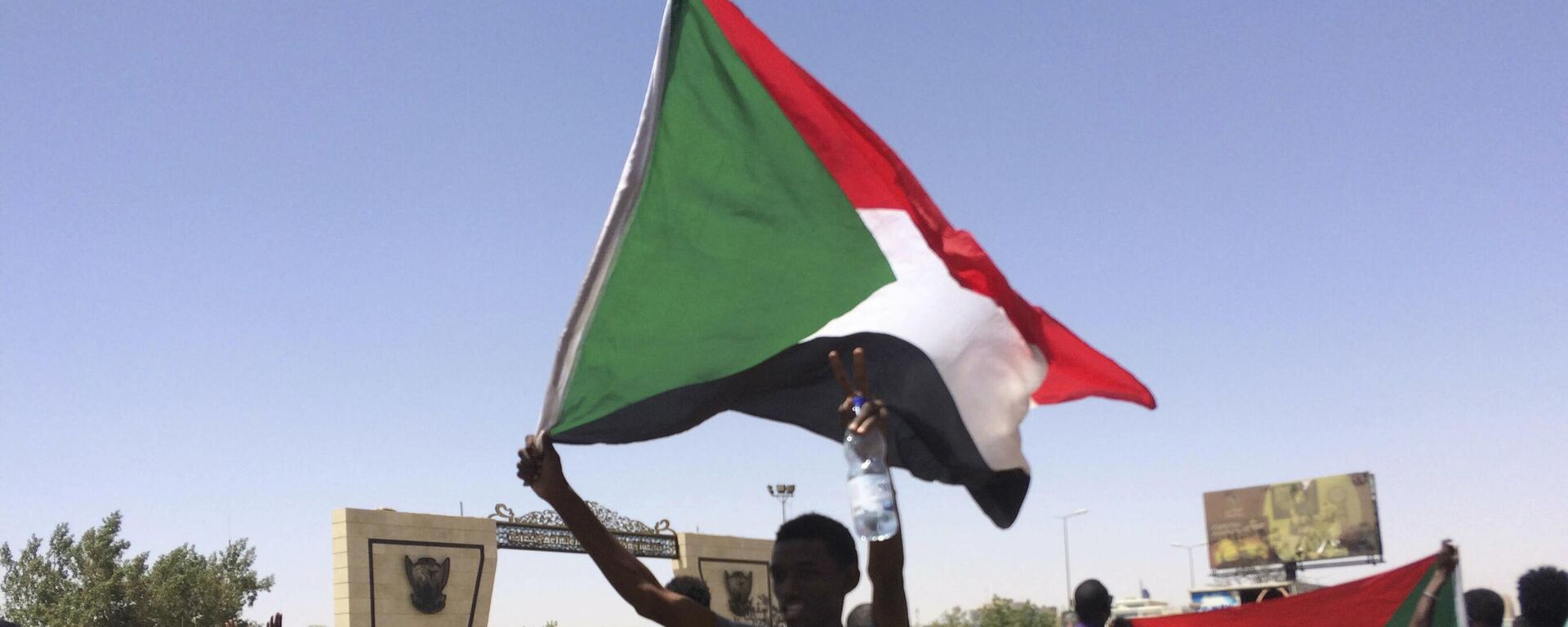 Protesters display Sudanese flags at a rally in front of the military headquarters in the capital Khartoum, Sudan, Monday, April 8, 2019.  - Sputnik Africa, 1920, 30.05.2024