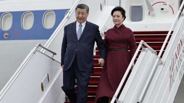 Le President chinois Xi Jinping et son épouse Peng Liyuan arrivent à l'aéroport d'Orly, le 5 mai 2024 - Sputnik Afrique