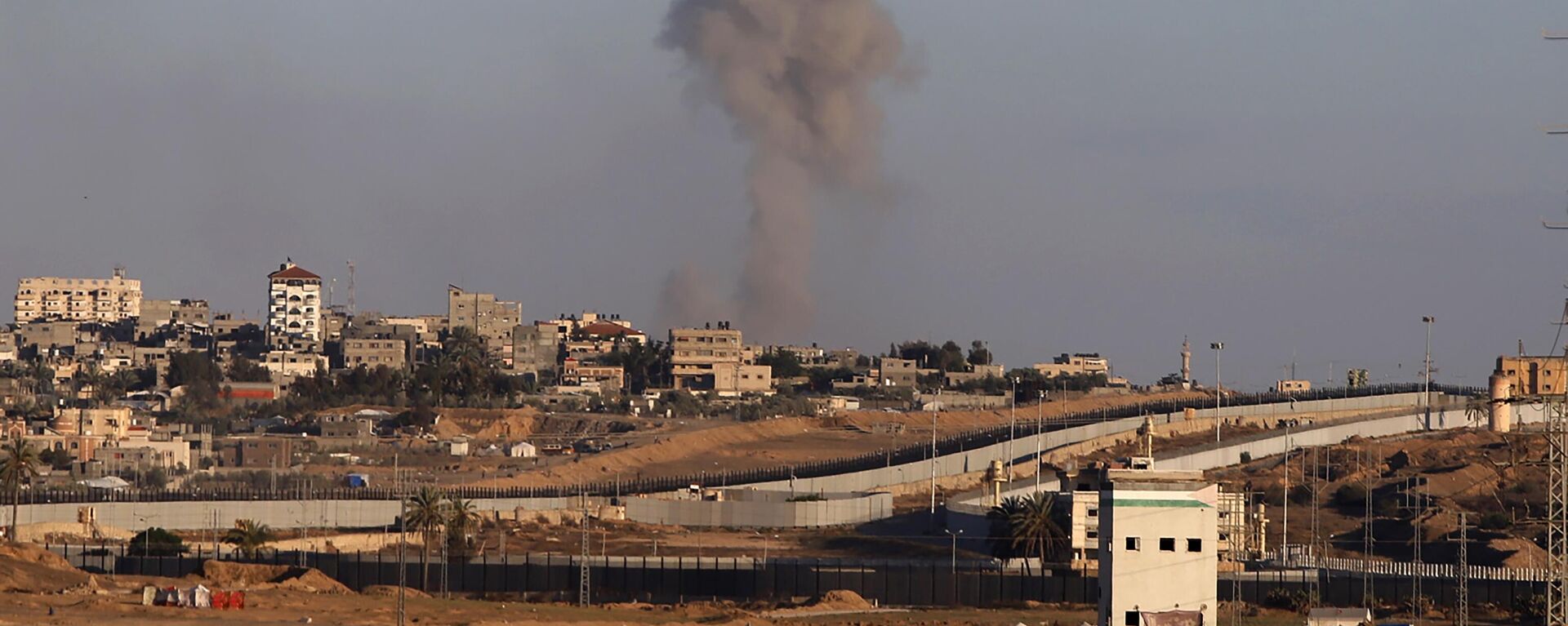 Smoke rises following an Israeli airstrike on buildings near the separating wall between Egypt and Rafah, southern Gaza Strip, Monday, May 6, 2024. - Sputnik Africa, 1920, 07.05.2024