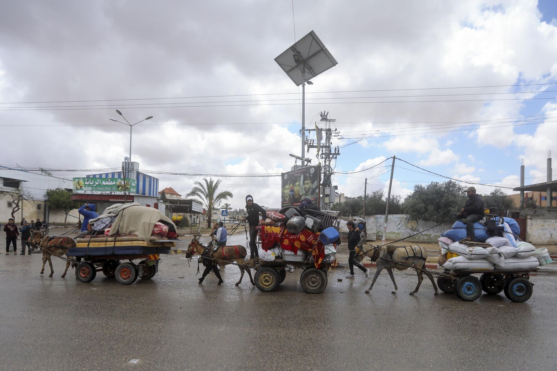 Palestinians flee from the eastern side of the southern Gaza city of Rafah after the Israeli army orders them to evacuate ahead of a military operation, in Rafah, Gaza Strip, Monday, May 6, 2024. - Sputnik Africa, 1920, 07.05.2024