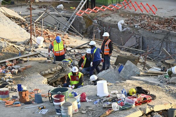 Emergency workers on the scene of a collapsed building  in George, South Africa, Tuesday, May 7, 2024. - Sputnik Africa