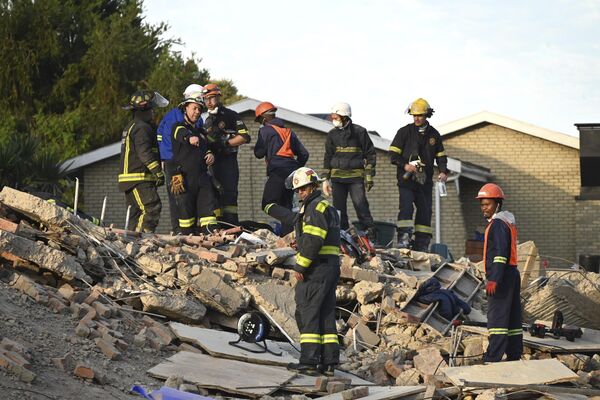 Emergency workers on the scene of a collapsed building in George, South Africa, Tuesday, May 7, 2024. - Sputnik Africa
