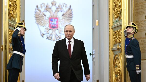 Избранный президент РФ Владимир Путин перед началом церемонии инаугурации в Кремле - Sputnik Afrique